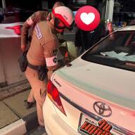 ตำรวจจราจร สน.ท่าพระ เข้าช่วยเหลือประชาชนรถน้ำมันหมด
